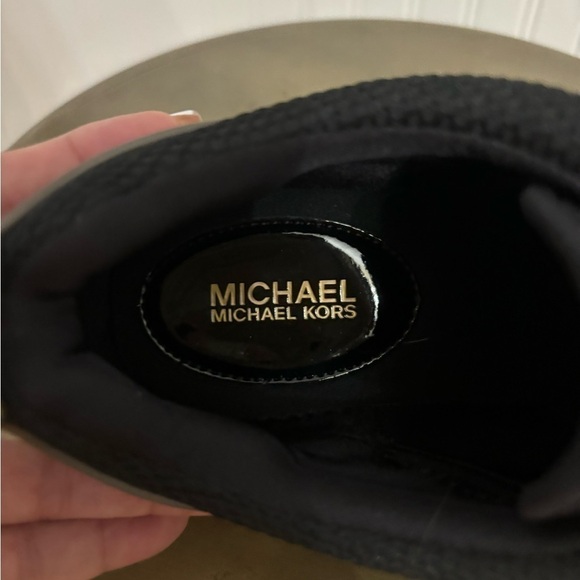 Michael Kors sneakers women’s size 9 1/2 black w/gold  & snake skin design - Picture 4 of 6